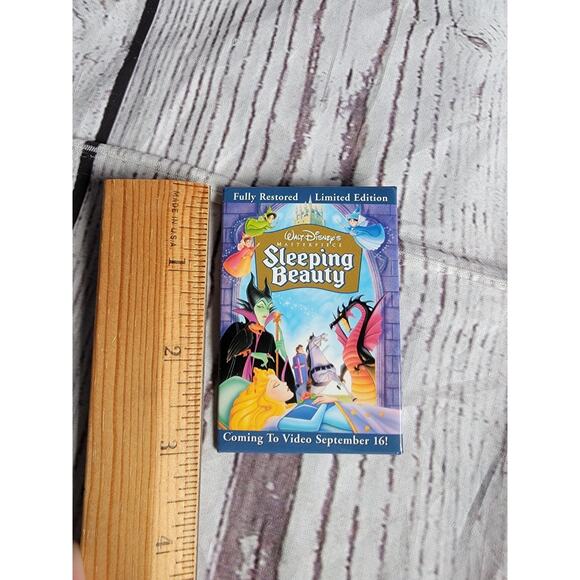 Vintage 1997 Disney Sleeping Beauty Home Video Promo Button Pin - Picture 2 of 3